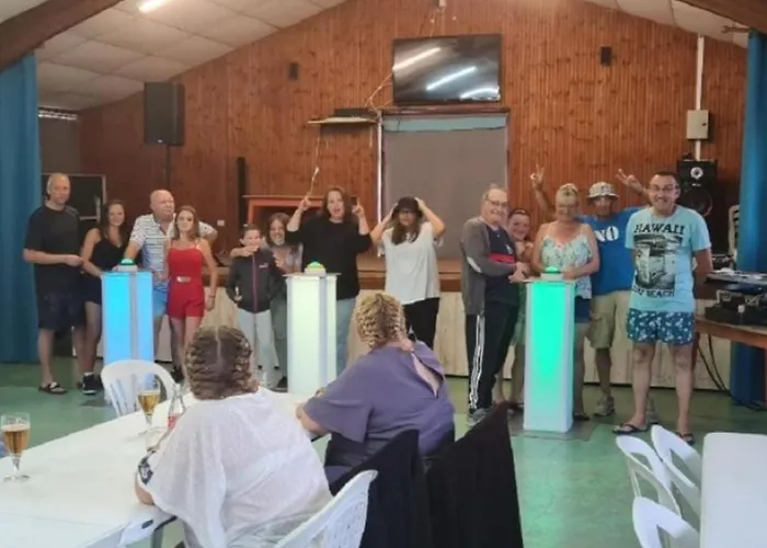 Kemp Mobil Confortable Avec Terrasse Pour 6 Personnes - Api-1-52-882 *