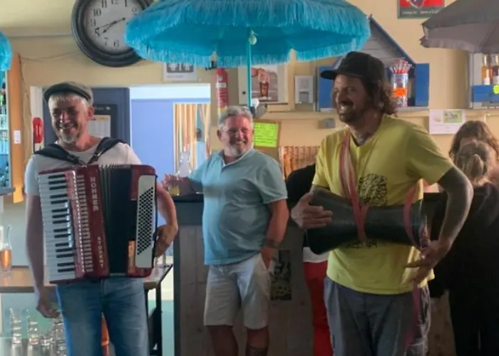 Mobil Confortable Avec Terrasse Pour 6 Personnes - Api-1-52-882 *