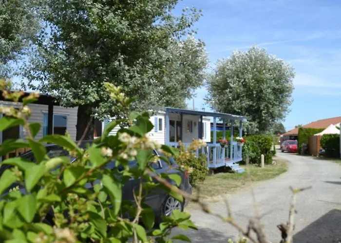 Mobil Confortable Avec Terrasse Pour 6 Personnes - Api-1-52-882 *